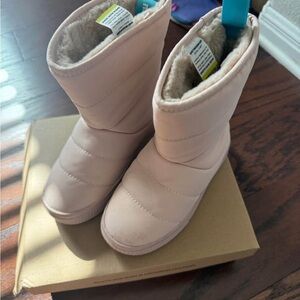 Native Kids Boots in Light Pink size 13 used in good condition